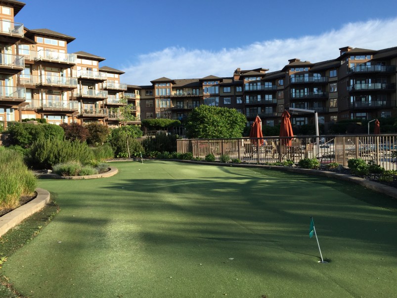 The resort has its own little putting green!