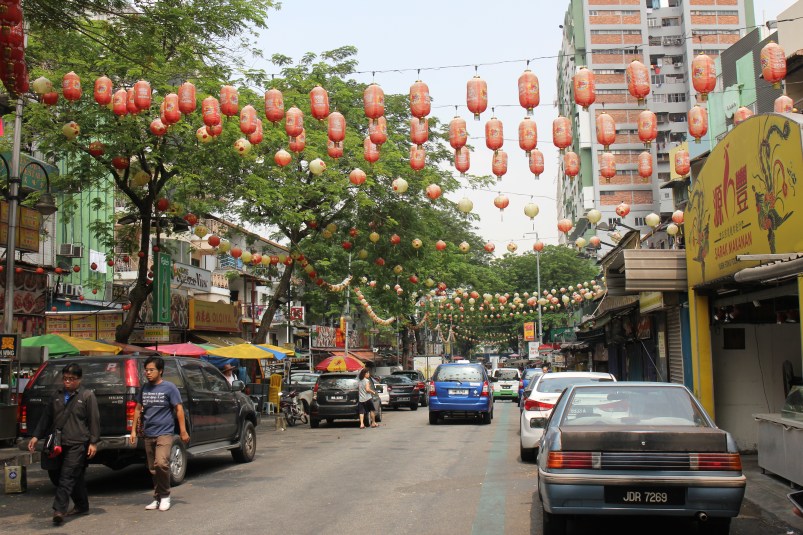 The street is so busy and vibrant at night. It's closed off to vehicle traffic, only scooters are allowed through, and the tables and chairs fill the street.